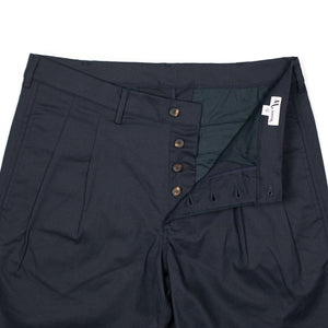 Aaza pleated shorts in navy linen cotton